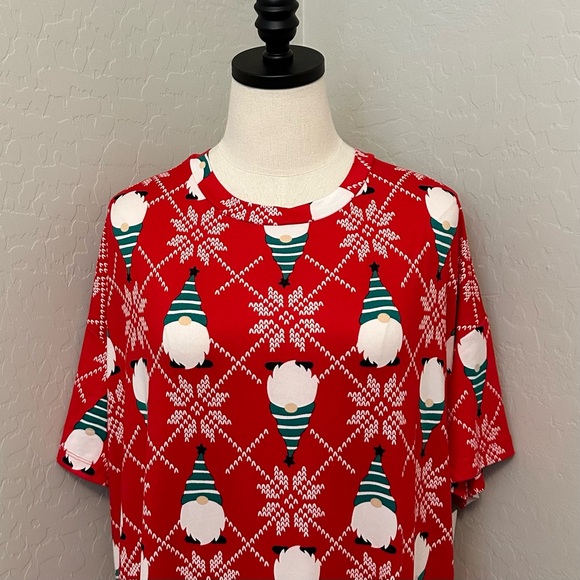 NEW SZ 2X-3X RED HOLIDAY GNOMES CHRISTMAS SLEEPWEAR SHIRT GOWN WITH POCKETS - Picture 2 of 10